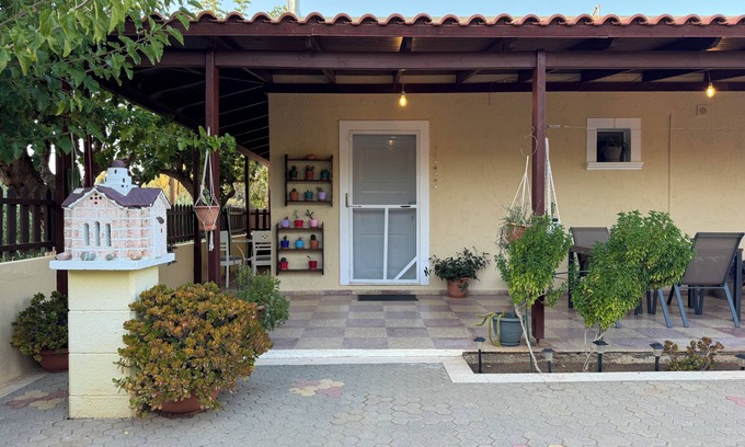 Gournai House | Golden Horizon Retreat: 1 min walk from the sea, outdoor patio, family friendly!