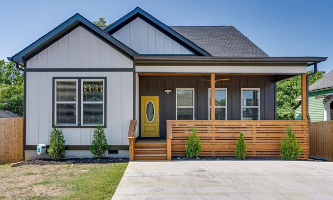 Chattanooga House | Golden Luxury Living in Downtown Chattanooga: Pet Friendly & Fenced Yard n
