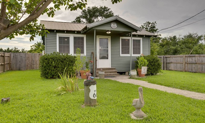 Golden Meadow Cabin | Golden Meadow Getaway: Patio, Grill, and Kayaks!