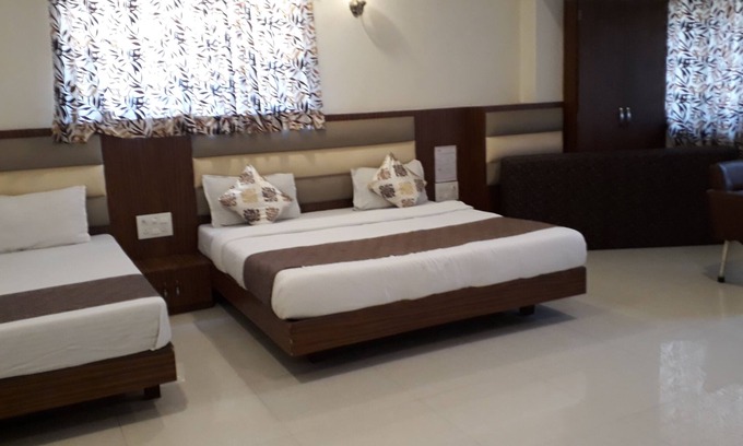 Jogeshwari West House | Golden Palms