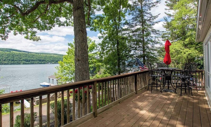 Hammondsport House | Golden Retreater: Pet Friendly on Keuka Lake!