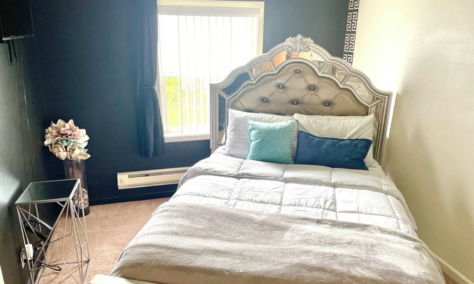 Dunlap Apartment | Golden Serene 1-bedroom with WiFi and AC in awesome Seattle