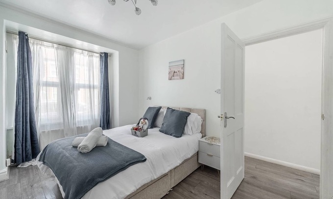 South Harrow Apartment | Golden Spa- Easy commute to Wembley and Central London