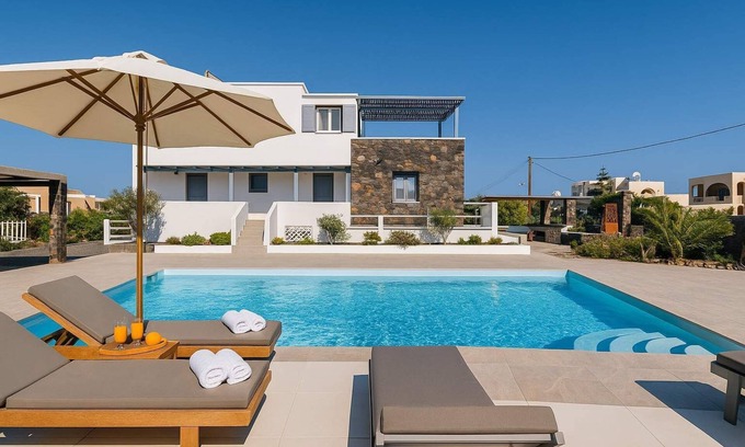 Agia Paraskevi Apartment | Golden Sunrise Suites - Santorini Superior Suite