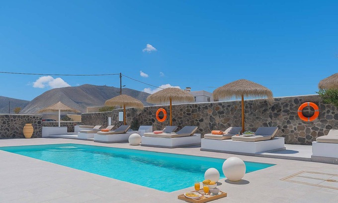 Agia Paraskevi House | Golden Sunrise Suites - Santorini Pool Bliss Suite