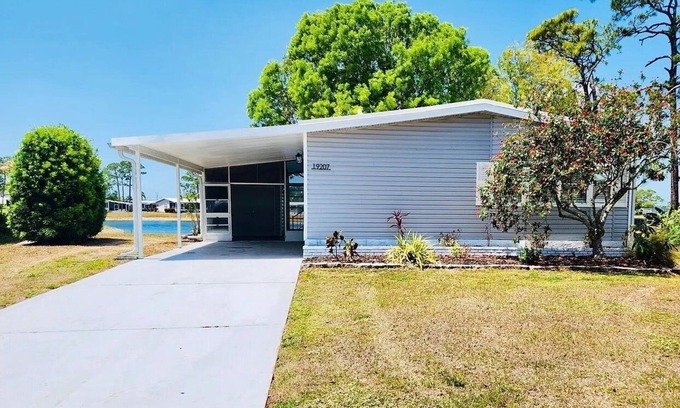 Jacarandas House | Golden Tee - Two Bedroom House, Sleeps 4