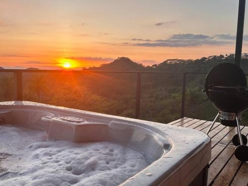 Monteverde Villa | GoldenView+ Aire acondicionado+Jacuzzi (a 15 km de Monteverde)