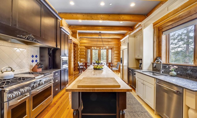 Baldy Mountain House | Goldenview Lodge: Beautiful Log Home-Multiple Decks-Stunning Views-Hot Tub