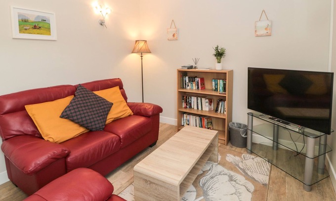 Haydon Bridge Cottage | GOLDFINCH, country holiday cottage, with a garden in Haydon Bridge