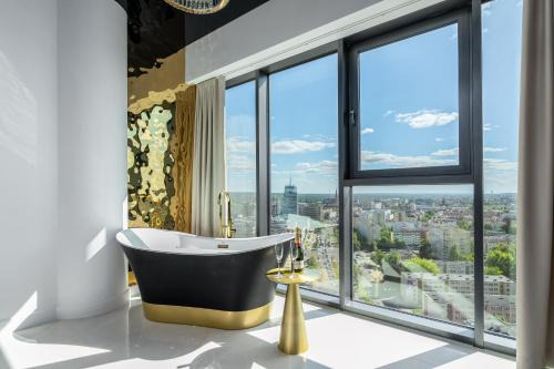West Pomeranian Voivodeship Apartment | Goldstar Apartament- Wanna z widokiem, 19 Piętro, Hanza Tower Szczecin