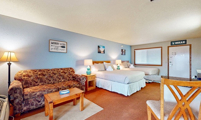 Wisconsin Dells Condo | Golf-adjacent condo with balcony, arcade, & playground