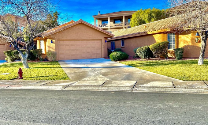Mesquite House | Golf and Sunny Getaway 3 Bdrm 2 Bath sleeps 6