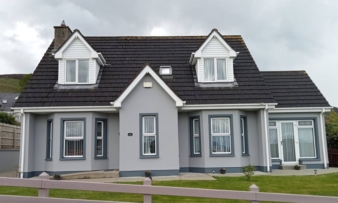 Buncrana House | Golf/Beach 5min walk away (WIFI)
