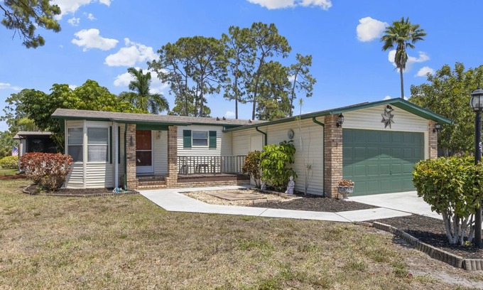 Jacarandas House | Golf & Beach Getaway Home 2/2 with Golf Cart