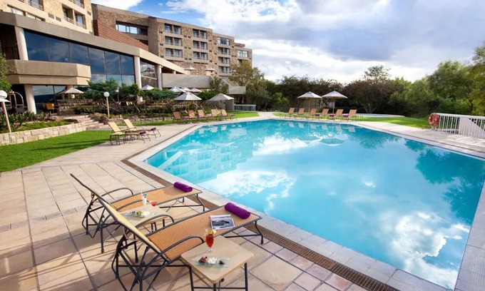 Maseru Hotel | Golf Break at Maseru Golf Course! Outdoor Pool & Spa Center, FREE Parking!