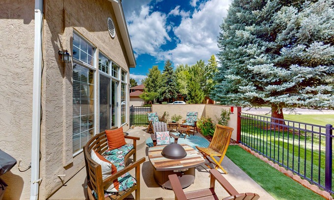Dalton Ranch House | Golf course-adjacent home with private hot tub & amazing decor