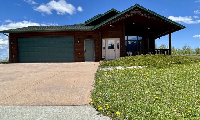 Red Lodge House | Golf Course Home, Hot tub, WiFi, Minutes from Skiing