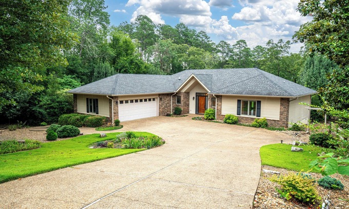 Hot Springs Village House | Golf Course newly furnished Beauty!