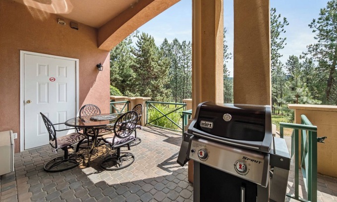 Quail Ridge Apartment | Golf Course Walk Up Studio - King Bed!