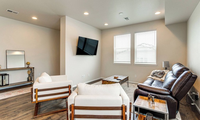 Dupont House | Golf, Hike & Explore: Family Retreat in Denver