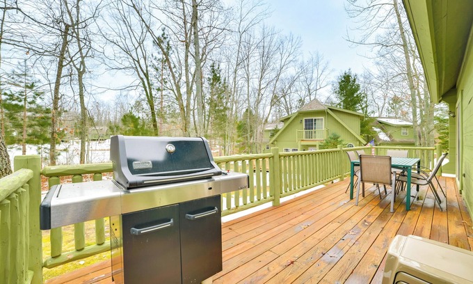 Lewiston Cottage | Golf, Hike & Soak in Pond Views: Lewiston Escape!