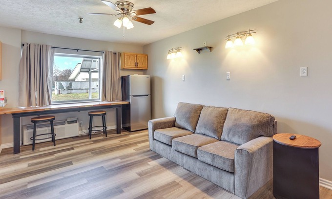 Oakland City Apartment | Golf, Shop, Tour & More: Oakland City Apartment