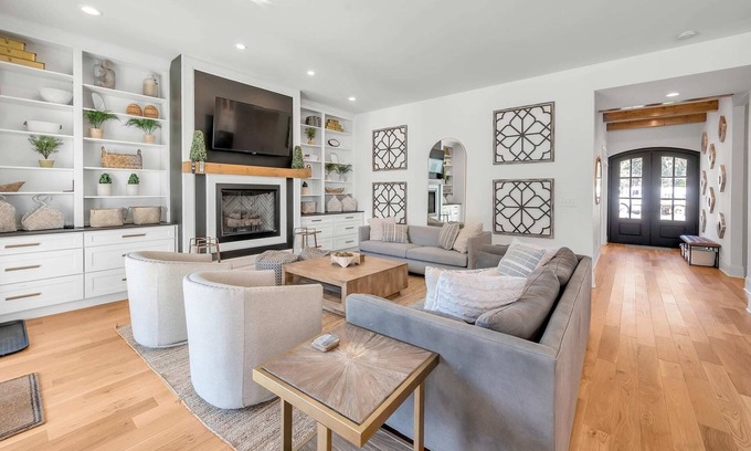 Picadome House | Golf Simulator | Hot Tub | Game Room | Downtown | Patio & Firepit