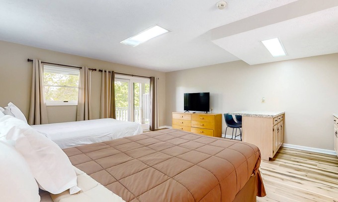 Baneberry Apartment | Golf view, 2nd-floor studio with balcony, game room & gym - walk to Douglas Lake