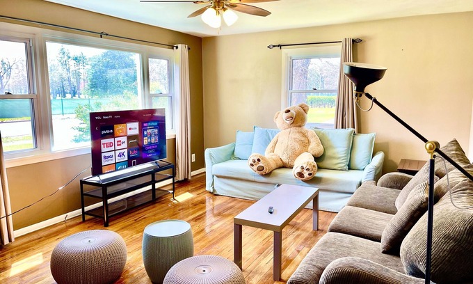 South Bend House | Golf View, Beautiful house, walk to ND, safe area