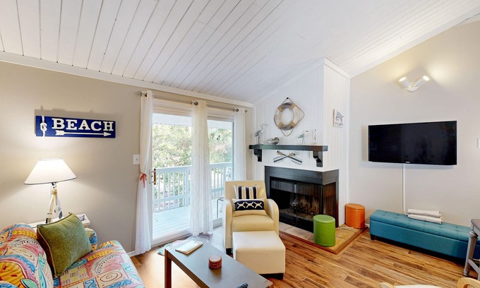 Ocean Ridge Condo | Golf-view condo with amenity pass to pool, tennis courts & more - dog-friendly