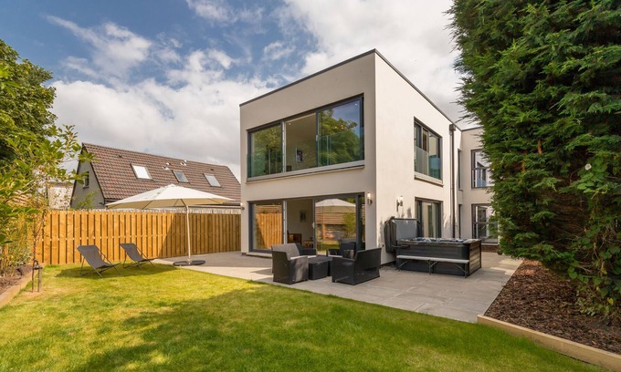 Musselburgh Apartment | Golf View Garden Apartment with Hot Tub
