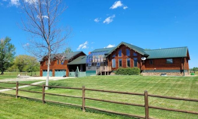 Warmsprings House | Golfcourse Getaway - Spacious and Relaxing Log Home