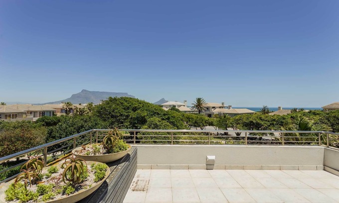 Cape Town House | Golfer and windsurfer paradise on secure golf estate. One of the safest suburbs.