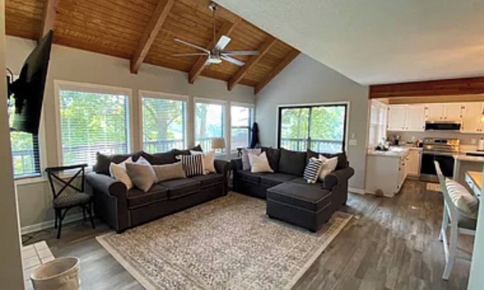 La Follette Cottage | Golfer meets Lake Lover. 4 bd, 4 ba Cottage in Deerfield Resort Hole 5 awaits!