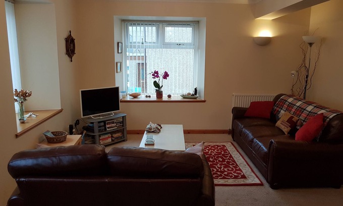 Lossiemouth Apartment | Golfing. hiking. Comfortable flatn5 mins from beach