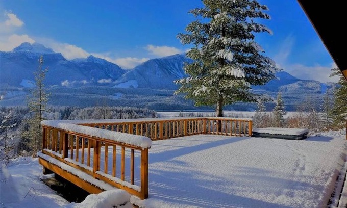 Revelstoke Ski Chalet | Gondola base | Stunning views | Hot tub | Sauna | Business #0005235