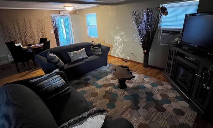 Logan House | GONGAGA 3 BEDROOM GEM ⭐️ Townhouse Rancher Memory Foam 🛏’s ⭐️ Close to Amenities