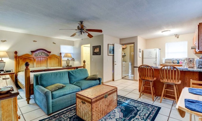 Kingston House | Good Old Days Cottage, King Bed, Pet Friendly
