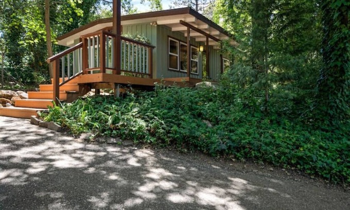 Auburn House | Good Vibes Bungalow with Hot Tub