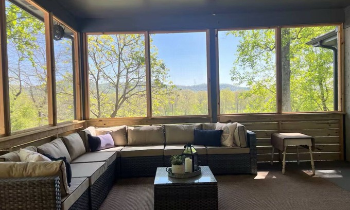 Stanton House | Good Vibes Only: Red River Gorge! Large Game Room! Hot Tub!
