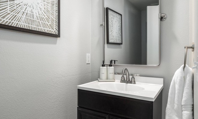 Santa Clarita House | GOODE.HOMES | Luxury Modern Home w/Jacuzzi