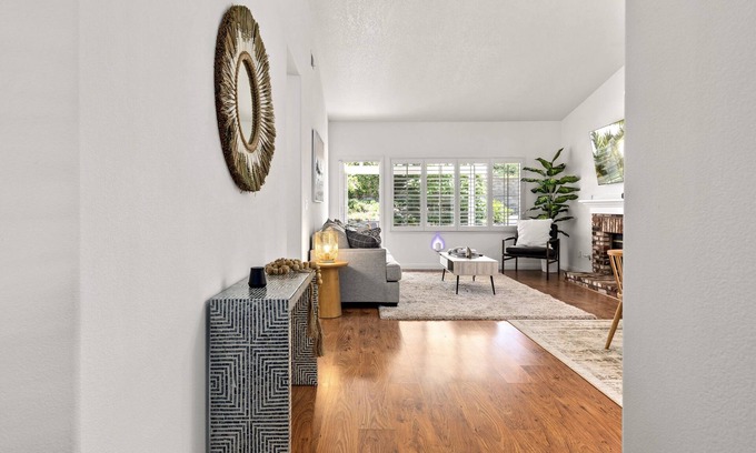 Valencia House | GOODE.HOMES | Luxury 3-bedroom home w/lush garden