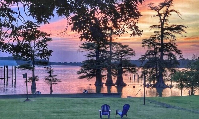 Dundee House | 🌙Goodnight Moon resting on the banks of Moon Lake near Clarksdale MS & Helena AR