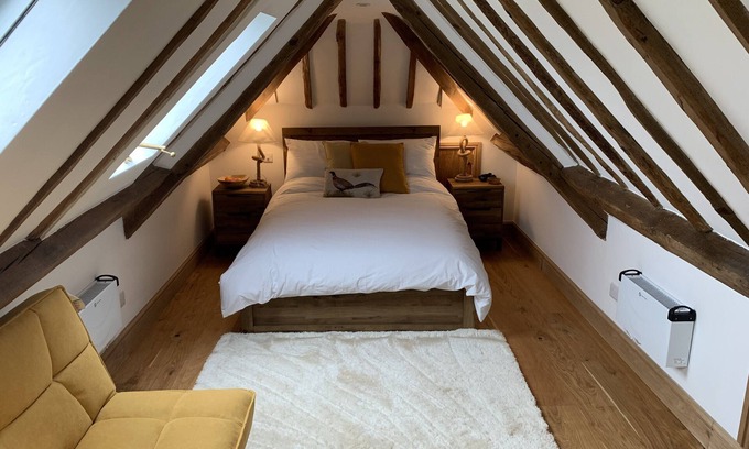 Chichester House | Goodwood Barn with Private Tennis and Goodwood Golf Near