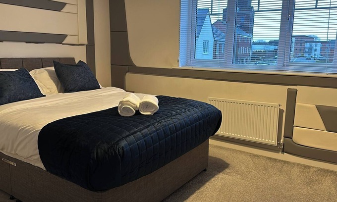 Wolverhampton House | Goodwood Drive Hideaway - 4BR House