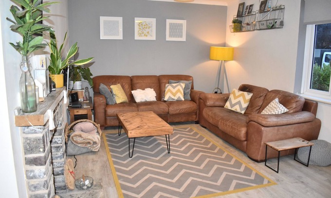 Chichester House | Goodwood Events House with Secure Garden & Free On-Street Parking