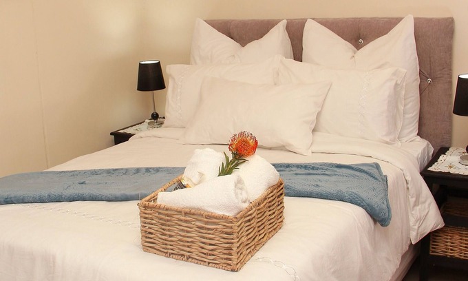 Goodwood Apartment | Goodwood Oasis - 5mins to GrandWest / free parking/ free Wi-Fi