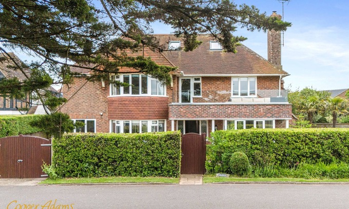 Littlehampton House | Goodwood Revival & Summer seaside breaks, just120 steps from the Beach,