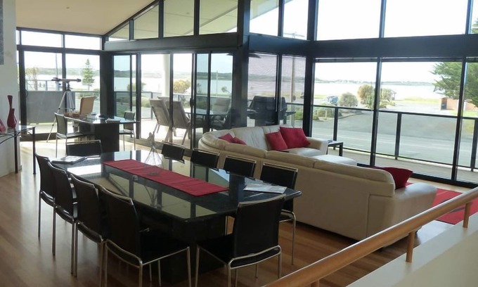 Goolwa South House | GoolwaGettaway Luxury Home by river- sleeps 14 in 10 beds