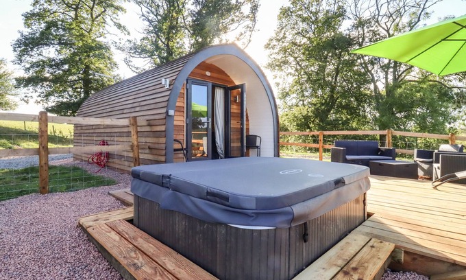 Upper Sapey Cottage | GOOSE POD, pet friendly, with hot tub in Clifton Upon Teme